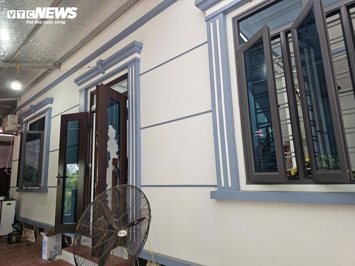 Khu vực cửa kính bị người dân đập vỡ để tìm cách tiếp cận, cứu các nạn nhân trong vụ trọng án xảy ra chiều 20/6.