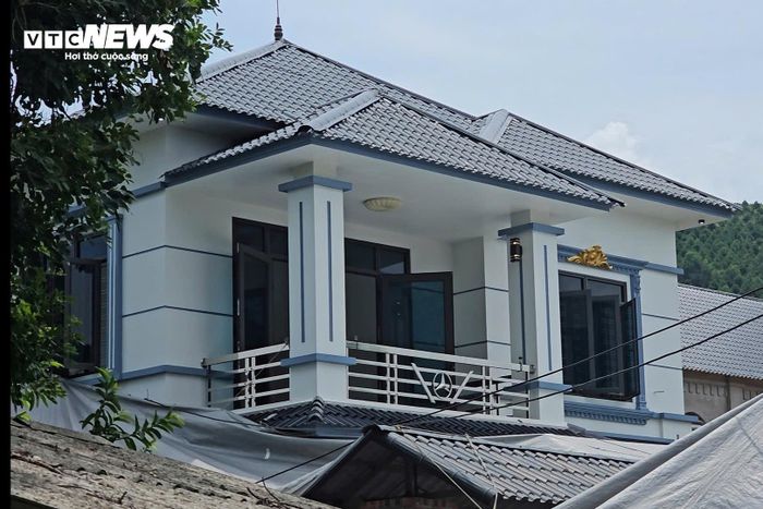 Tầng 2 căn nhà - nơi hung thủ nhiều lần ngó ra quan sát với ý định tẩu thoát song bất thành.