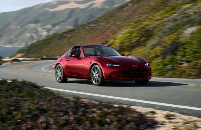 Mazda MX-5 sử dụng kết cấu nhẹ, phân bổ trọng lượng gần mức 50:50 cùng hệ dẫn động cầu sau nhằm mang đến trải nghiệm lái thể thao và giàu cảm xúc. (Ảnh: Mazda)