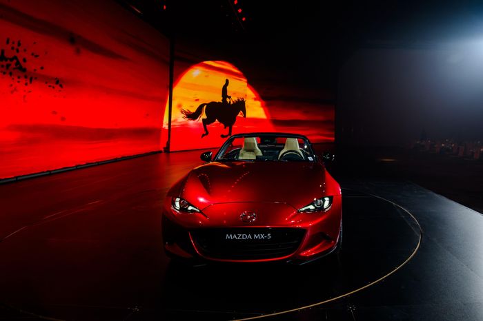 Sau hơn 35 năm, Mazda cho rằng giá trị lớn nhất mà MX-5 tạo ra không nằm ở công nghệ hay sức mạnh động cơ, mà ở việc chiếc xe vẫn giữ nguyên triết lý ban đầu: nhỏ gọn, nhẹ và luôn đặt cảm xúc người lái lên hàng đầu.
