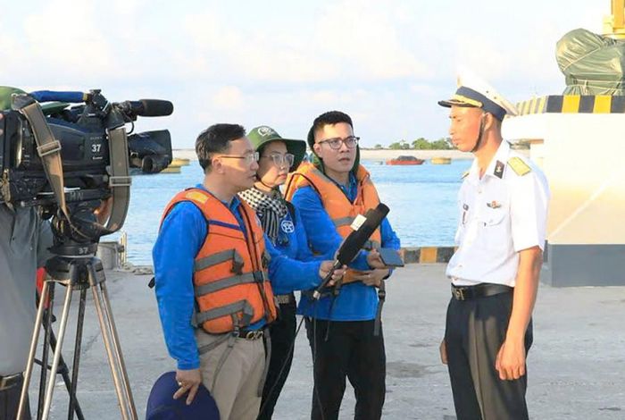 Phóng viên các cơ quan báo chí Thủ đô (nay là Cơ quan Báo và Phát thanh, Truyền hình Hà Nội) phỏng vấn cán bộ, chiến sĩ đang làm nhiệm vụ tại quần đảo Trường Sa. Ảnh: PV