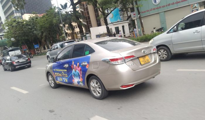 Xe ô tô biển vàng di chuyển qua nhiều tuyến đường, khu dân cư, trường học, trung tâm thương mại,... Ảnh: Công Phương