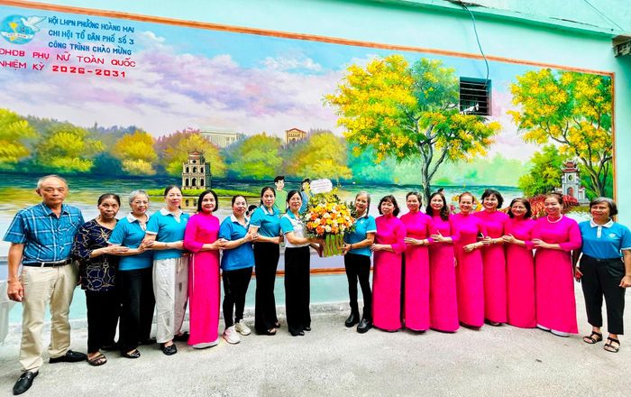 Chủ tịch Hội Liên hiệp phụ nữ phường Hoàng Mai Nguyễn Thị Kim Thu chúc mừng Chi hội Phụ nữ tổ dân phố 15, 16 Giáp Bát. Ảnh: Trần Oanh