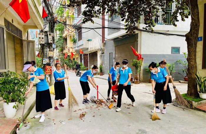 Hội viên phụ nữ tổ dân phố số 20 Tân Mai ra quân tổng vệ sinh, làm sạch ngõ phố. Ảnh: Trần Oanh