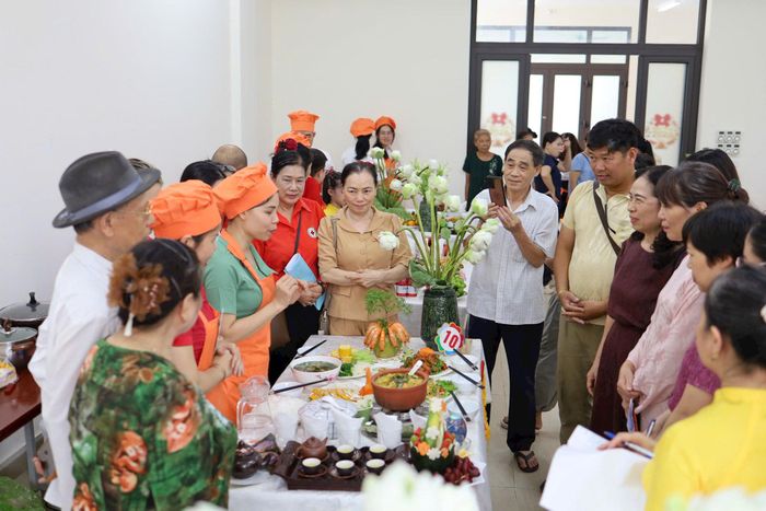 Các phần thi được chuẩn bị công phu với nhiều thực đơn phong phú, bảo đảm tiêu chí ngon, bổ dưỡng, trình bày đẹp mắt và mang ý nghĩa gắn kết yêu thương.