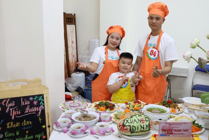 Nhiều đội thi đã tạo ấn tượng với cách trang trí tinh tế, kết hợp các nguyên liệu dân dã, quen thuộc, góp phần tái hiện nét đẹp của mâm cơm gia đình truyền thống.