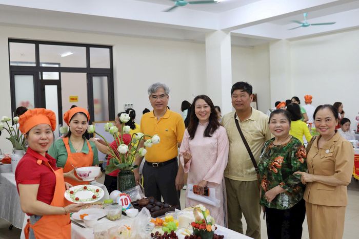 Hội thi nấu ăn “Bữa cơm gia đình - Kết nối yêu thương” năm 2026 là hoạt động thiết thực của phường Xuân Đỉnh nhằm hưởng ứng Ngày Gia đình Việt Nam, góp phần xây dựng gia đình no ấm, tiến bộ, hạnh phúc, tạo nền tảng vững chắc cho sự phát triển bền vững của cộng đồng và xã hội.
