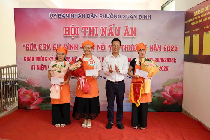 Những phần quà được trao tặng các đội có mâm cơm ngon, đẹp, ý nghĩa.