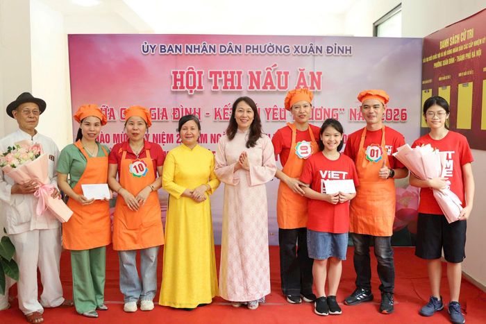 Những bó hoa tươi thắm cùng phần thưởng trao tặng đã khép lại một ngày hội đầm ấm, ý nghĩa, để lại nhiều ấn tượng tốt đẹp trong lòng các đại biểu và người tham dự.