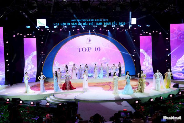 Không gian cuộc thi Hoa hậu Di sản Áo dài Việt Nam toàn cầu 2026 với sự kết hợp của hoa sen trên sân khấu. Ảnh: PV
