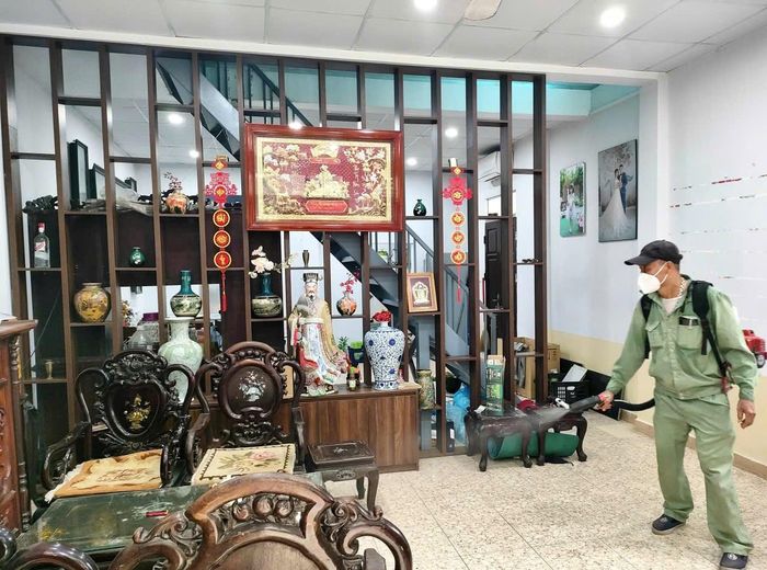 Nhân viên y tế phun hóa chất diệt muỗi bên trong nhà người dân để phòng, chống dịch. Ảnh: Tuệ Lâm