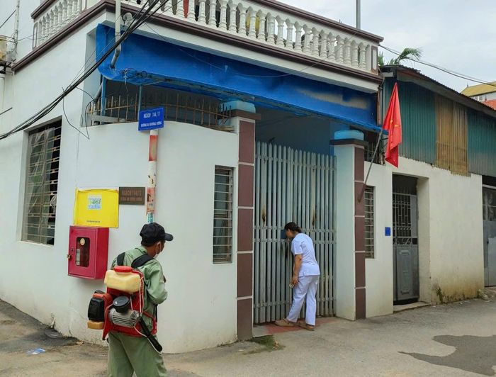 Cán bộ y tế “đi từng ngõ, gõ từng nhà” tuyên truyền phòng, chống sốt xuất huyết cho người dân. Ảnh: Tuệ Lâm