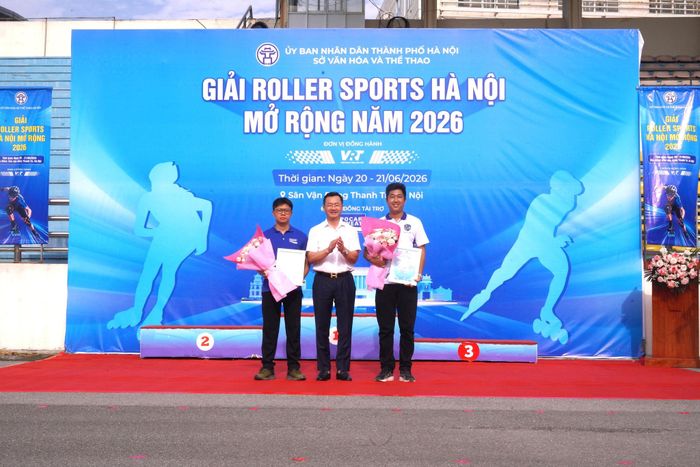 Ban Tổ chức tặng hoa cho các đơn vị tham gia. Ảnh: Ngân Hà