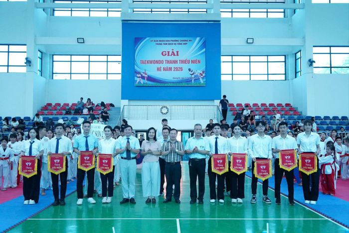 Trao Cờ lưu niệm tặng các đơn vị tham gia. Ảnh: Sơn Khánh