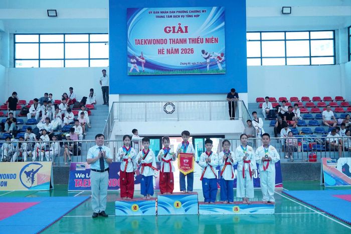 Trao giải cho các vận động viên xuất sắc. Ảnh: Sơn Khánh