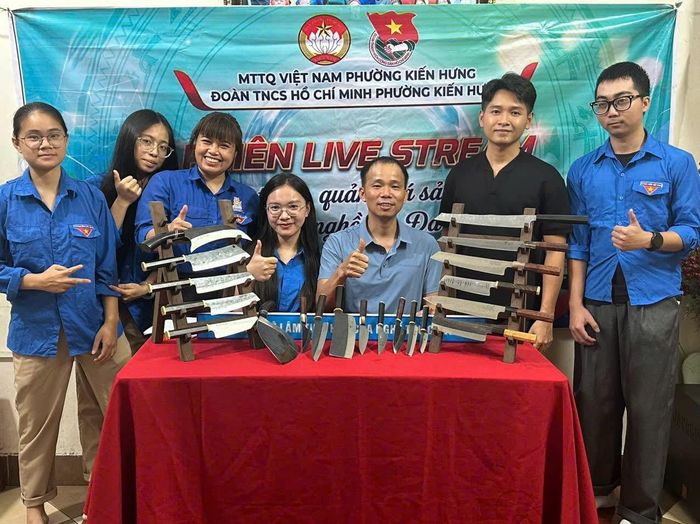 Các buổi livestream quảng bá sản phẩm Làng nghề rèn Đa Sỹ luôn thu hút đông đảo người xem. Ảnh: ĐP
