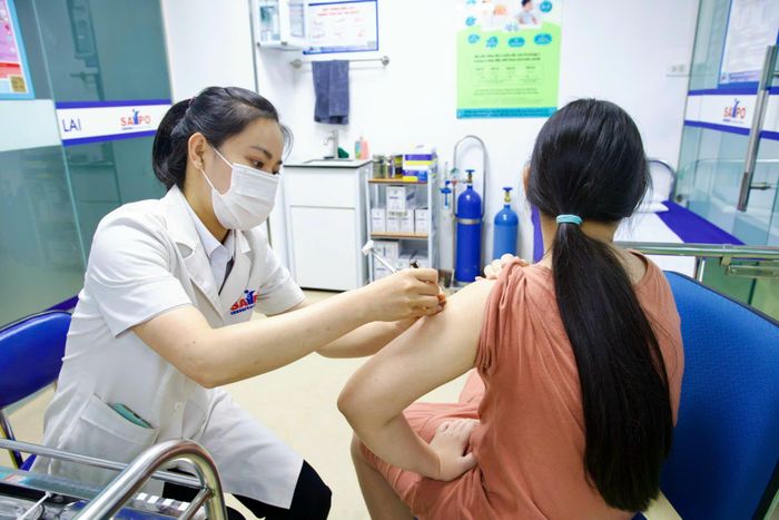 Miễn dịch bảo vệ từ vắc-xin viêm não Nhật Bản sẽ suy giảm theo thời gian, vì vậy, cần nhớ lịch tiêm các mũi nhắc lại. Ảnh: Ngân Trang