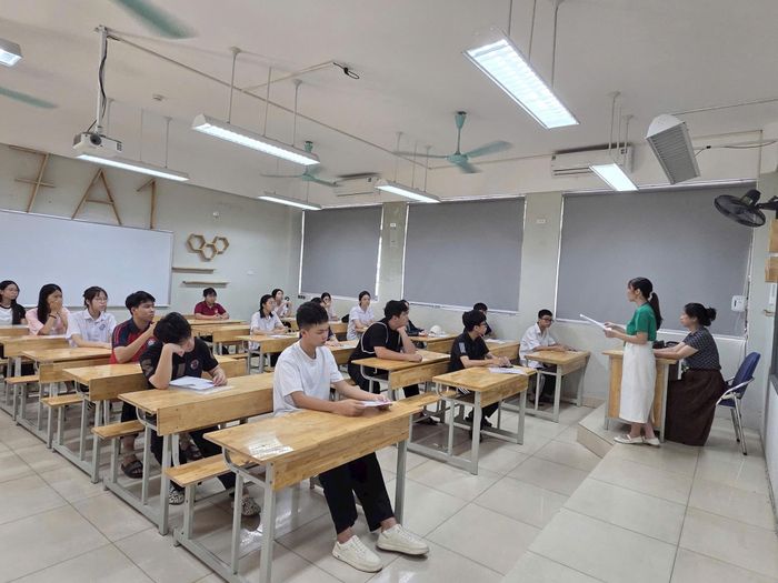 Kỳ thi lớp 10 kết thúc nhưng với nhiều học sinh, những cảm xúc vui mừng, tiếc nuối hay trăn trở chỉ thực sự bắt đầu khi điểm thi được công bố. Ảnh:MK