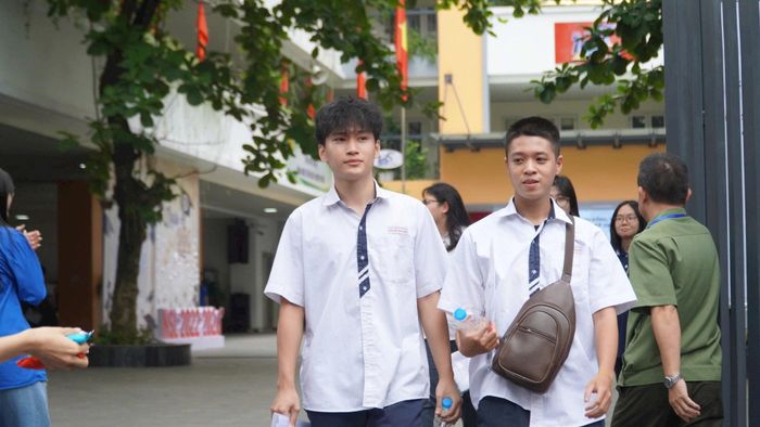 Khoảng cách giữa đỗ và trượt đôi khi chỉ tính bằng vài phần điểm, để lại nhiều cung bậc cảm xúc cho các thí sinh sau kỳ thi lớp 10. Ảnh:MK