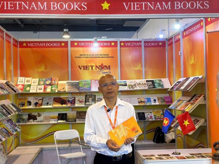 Đại diện Thái Hà Books giới thiệu các ấn phẩm đặc biệt của Việt Nam. Ảnh: P.Thủy