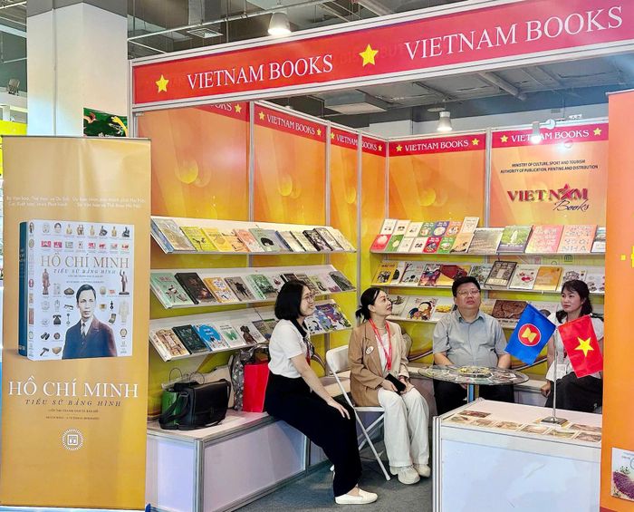 Gian trưng bày, quảng bá sách của Việt Nam thu hút các đại biểu. Ảnh: P.Thủy