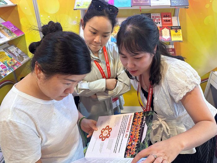 Đại diện đơn vị xuất bản Việt Nam giới thiệu xuất bản phẩm của Việt Nam. Ảnh: P.Thủy