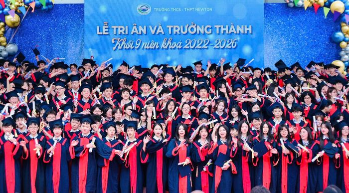 Học sinh khối 9, niên khóa 2022-2026 Trường THCS-THPT Newton tại lễ tri ân và trưởng thành. Ảnh: NT