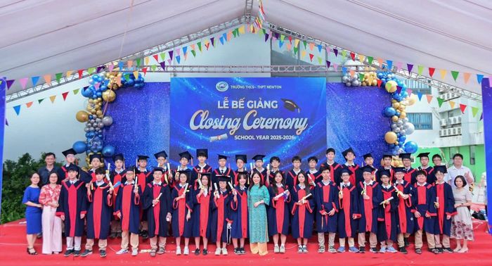 Cô, trò và đại diện phụ huynh lớp 9G0 Trường THCS-THPT Newton, lớp học có 3 thủ khoa. Ảnh: NT