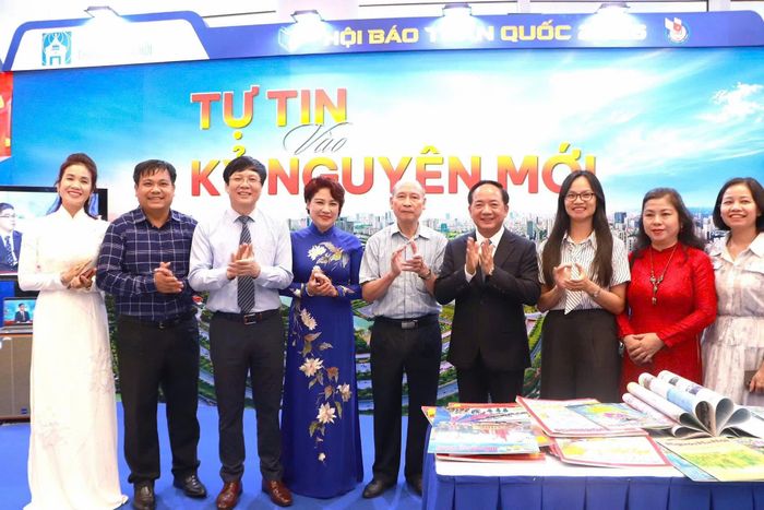 Ủy viên Bộ Chính trị, Bí thư Trung ương Đảng, Trưởng ban Tuyên giáo và Dân vận Trung ương Trịnh Văn Quyết tham quan gian trưng bày của Hội Nhà báo thành phố Hà Nội tại Hội báo Toàn quốc 2026.