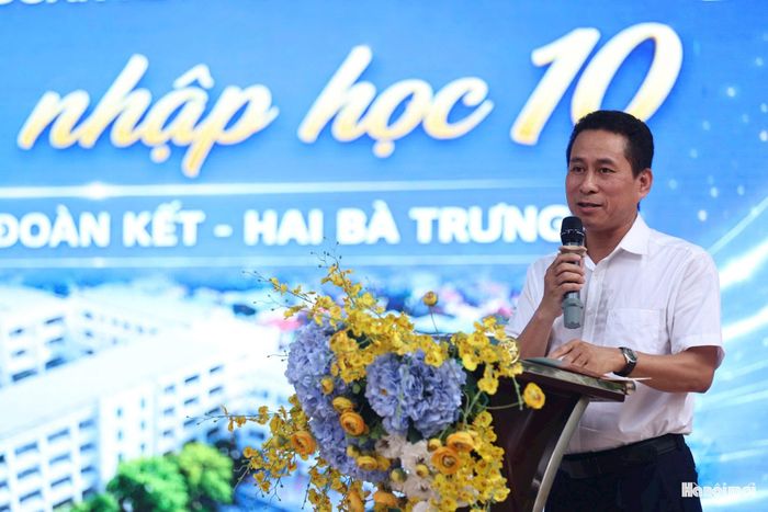 Thầy Lê Việt Dương, Hiệu trưởng Trường THPT Đoàn Kết - Hai Bà Trưng giải đáp thắc mắc của phụ huynh tại chương trình. Ảnh: Đại Thắng