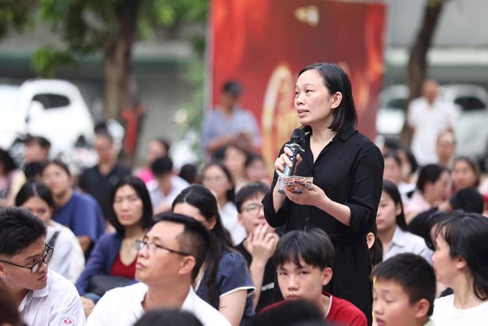 Phụ huynh trao đổi tại chương trình. Ảnh: Đại Thắng