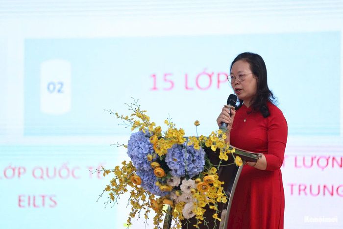 Cô Phùng Thị Thanh Hà, Phó Hiệu trưởng nhà trường chia sẻ với phụ huynh về các tổ hợp môn học năm học 2026-2027. Ảnh: Đại Thắng