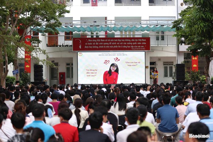 Đông đảo phụ huynh, học sinh tham gia chương trình. Ảnh: Đại Thắng