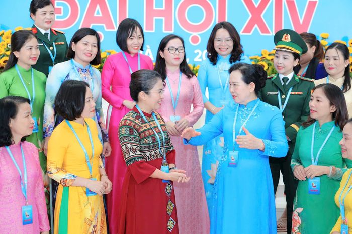 Chủ tịch Trung ương Hội LHPN Việt Nam Lê Thị Thủy cùng các cán bộ, hội viên. Ảnh: Hoàng Toàn