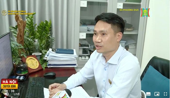 Ông Phùng Đức Long, chuyên viên Phòng Kinh tế xã Phượng Dực trao đổi với phóng viên Cơ quan Báo và Phát thanh, Truyền hình Hà Nội.