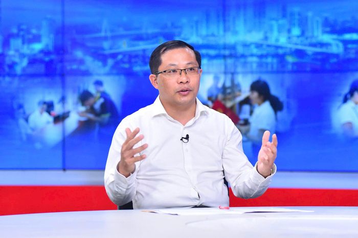 Tiến sĩ Đoàn Văn Tình trao đổi tại chương trình. Ảnh: Phan Anh