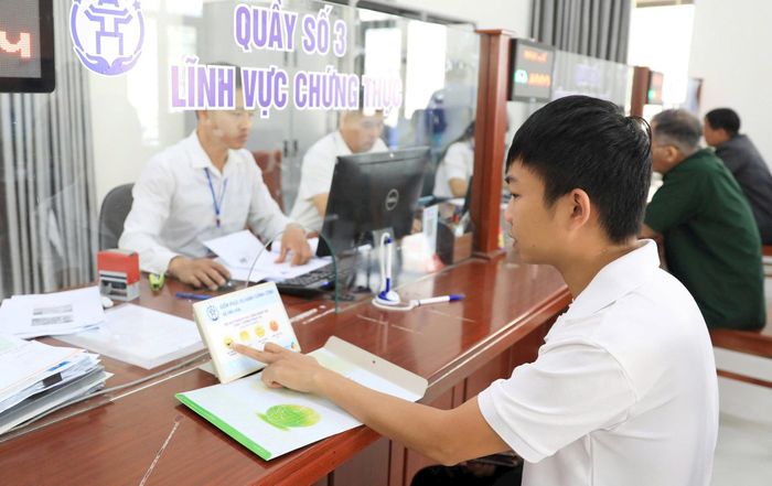 Hỗ trợ người dân giải quyết thủ tục hành chính trực tuyến tại Điểm Phục vụ hành chính công xã Ứng Hòa. Ảnh: Quang Thái