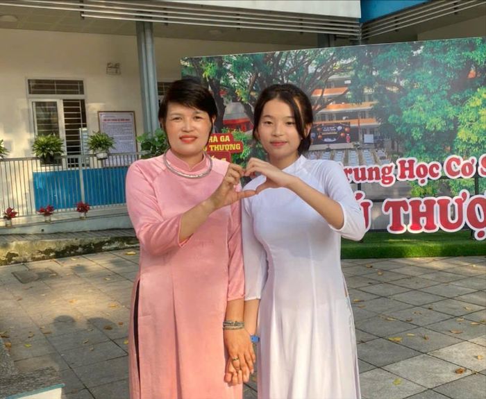 Em Công Minh Thư chụp ảnh cùng mẹ. Ảnh: Diên Vĩ