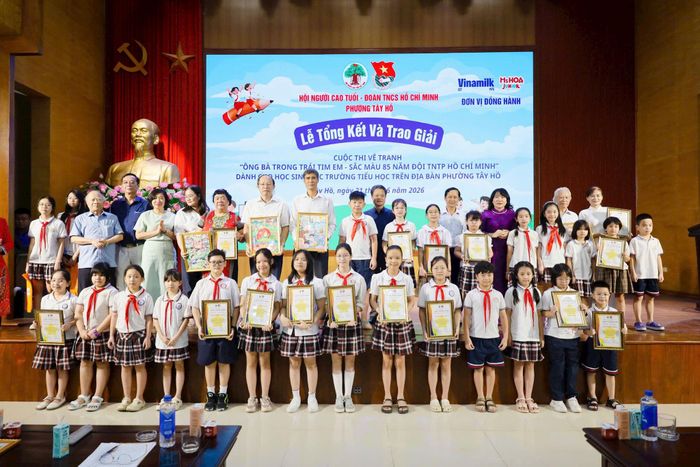 Ban Tổ chức đã trao 14 giải Khuyến khích, 8 giải Ba, 3 giải Nhì, 2 giải Nhất, 1 giải Đặc biệt, 2 giải chuyên đề cùng 36 giải triển vọng cho các tác giả xuất sắc. Ảnh: PV