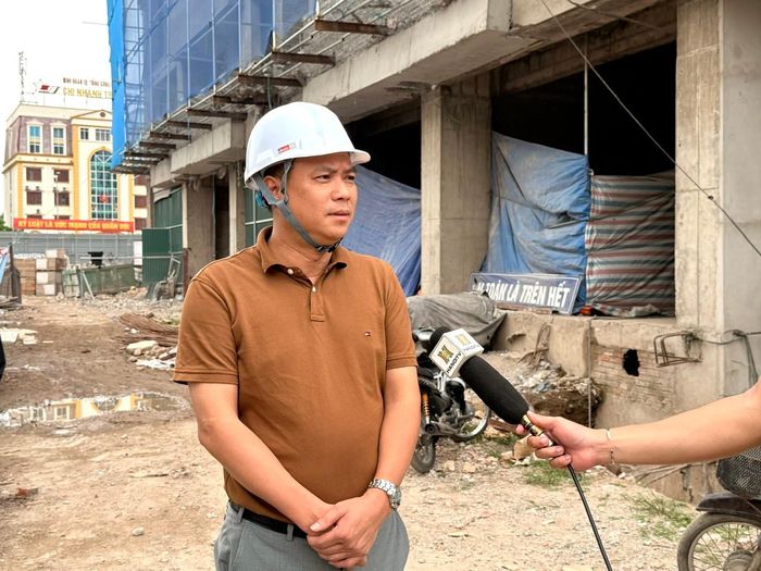 Ông Nguyễn Thăng Long, Trưởng phòng Kinh tế, Hạ tầng và Đô thị phường Yên Sở trao đổi với phóng viên. Ảnh: Minh Đức