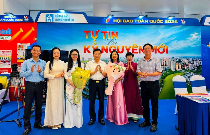 Đồng chí Nguyễn Minh Đức, Phó Giám đốc Cơ quan Báo và Phát thanh, Truyền hình Hà Nội chúc mừng các tác giả, nhóm tác giả của Hội Nhà báo thành phố Hà Nội đoạt giải A và giải C - Giải Báo chí Quốc gia năm 2025.