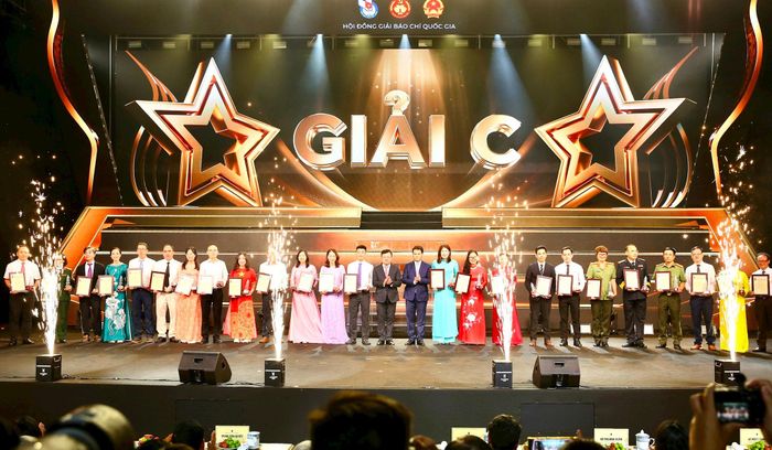 Tác giả và nhóm tác giả đoạt giải C Giải Báo chí Quốc gia lần thứ XX.
