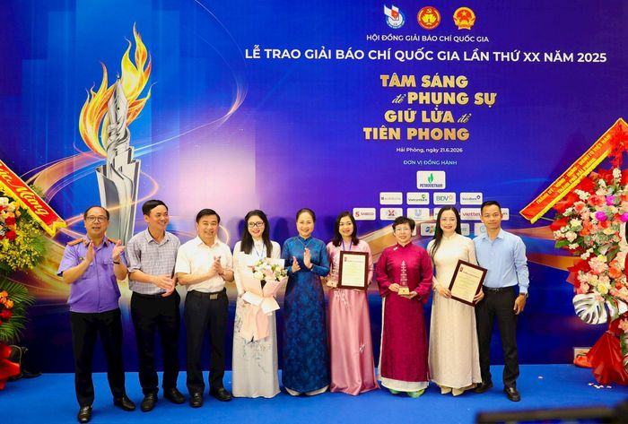 Bộ trưởng Bộ Văn hóa - Thể thao và Du lịch Lâm Thị Phương Thanh (thứ 5 từ trái sang) chúc mừng nhóm tác giả Cơ quan Báo và Phát thanh, truyền hình Hà Nội đoạt giải A Giải Báo chí Quốc gia lần thứ XX.