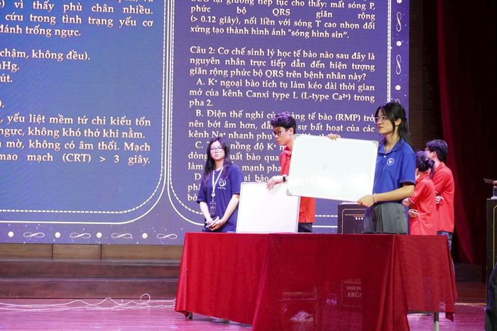 Sân chơi học thuật không chỉ tạo động lực học tập cho sinh viên mà còn góp phần hình thành đội ngũ cán bộ y tế có năng lực, bản lĩnh và tư duy hội nhập cho tương lai. Ảnh: Bình Minh.