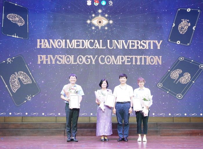 PGS.TS.BS Lê Đình Tùng, Phó Hiệu trưởng Trường Đại học Y Hà Nội cùng Ban Giám khảo cuộc thi Sinh lý học diễn ra tại Trường Đại học Y Hà Nội. Ảnh: Bình Minh.