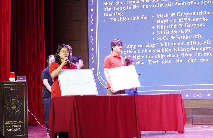 Sinh viên tham gia sân chơi học thuật có cách tiếp cận mới về môn Sinh lý học. Ảnh: Bình Minh.