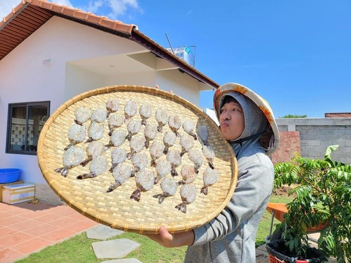 Trường Giang làm tôm, cá khô cho gia đình và gửi tặng đồng nghiệp, bạn bè.