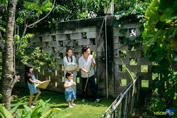  Cơ ngơi bề thế này mang tên "Nhà trọ Destiny", được xây dựng năm 2019 để mừng con gái đầu lòng của họ chào đời. Công trình có diện tích hàng nghìn mét vuông, quy hoạch thành các khu vực như hồ cá, sân vườn, bãi cát, nhà ở. Không gian phủ nhiều cây xanh, phù hợp mục đích nghỉ dưỡng và sinh hoạt gia đình. Bên cạnh đó, Trường Giang dành phần lớn diện tích làm vườn nhằm thỏa mãn sở thích trồng trọt và cung cấp thực phẩm sạch cho tổ ấm. 