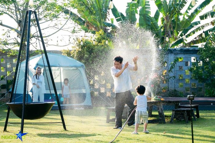  Mười Khó" dùng vòi nước chơi đùa với quý tử. Vợ chồng anh khuyến khích các con hòa mình vào thiên nhiên, tận hưởng năm tháng tuổi thơ nhiều trải nghiệm. 