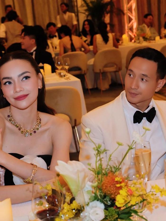 Hồ Ngọc Hà tự nhiên, thoải mái bên chồng điển trai. Nhân chuyến đi công tác, cặp đôi cũng dành thời gian tận hưởng cuộc sống và "hâm nóng" tình cảm.